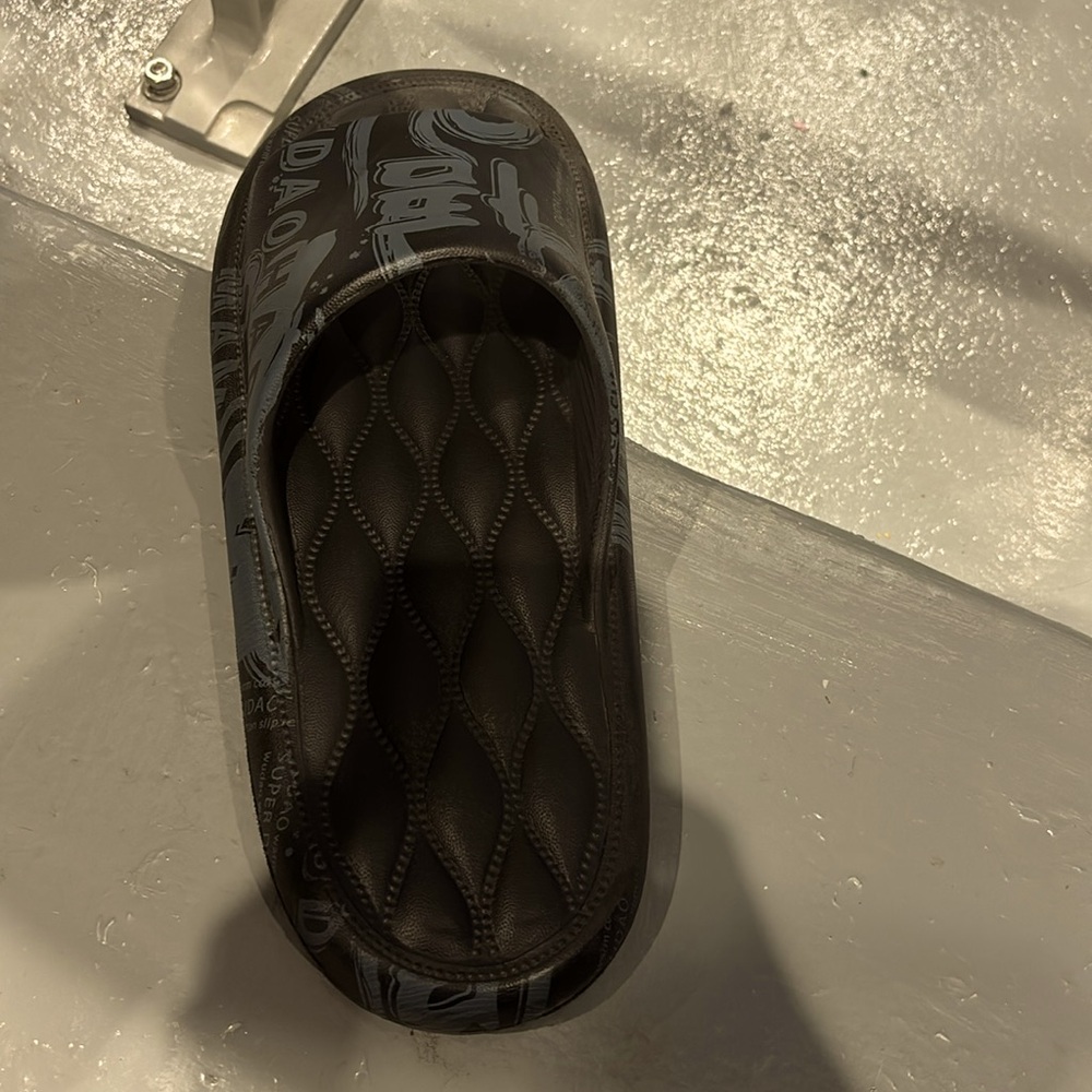 (No brand) soft, smooth slippers